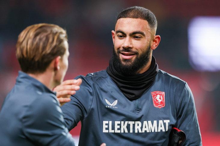Issam El Maach in de warming up van FC Twente
