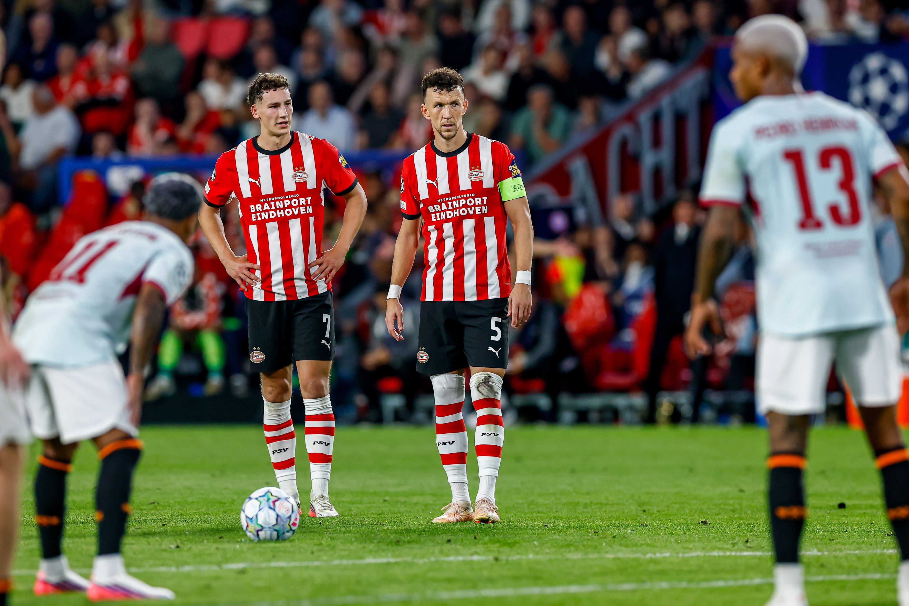 Ivan Perisic en Ruben van Bommel bij de bal