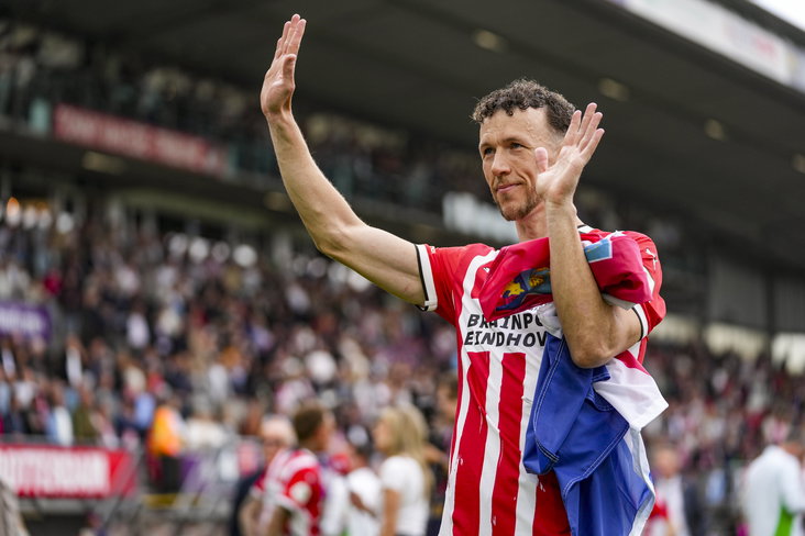 Ivan Perisic zwaait naar het publiek