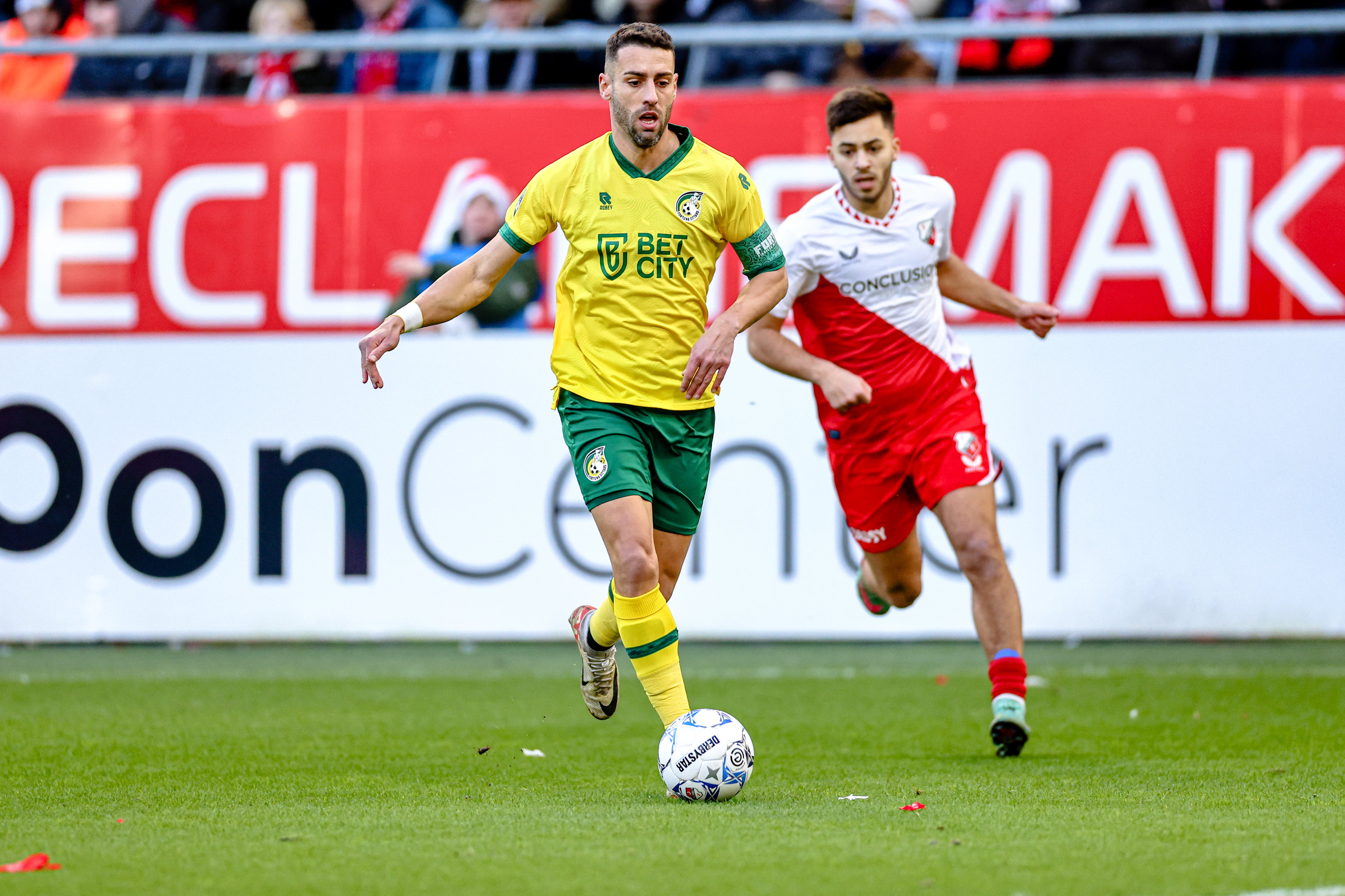 Ivo Pinto aan de bal in de Galgenwaard