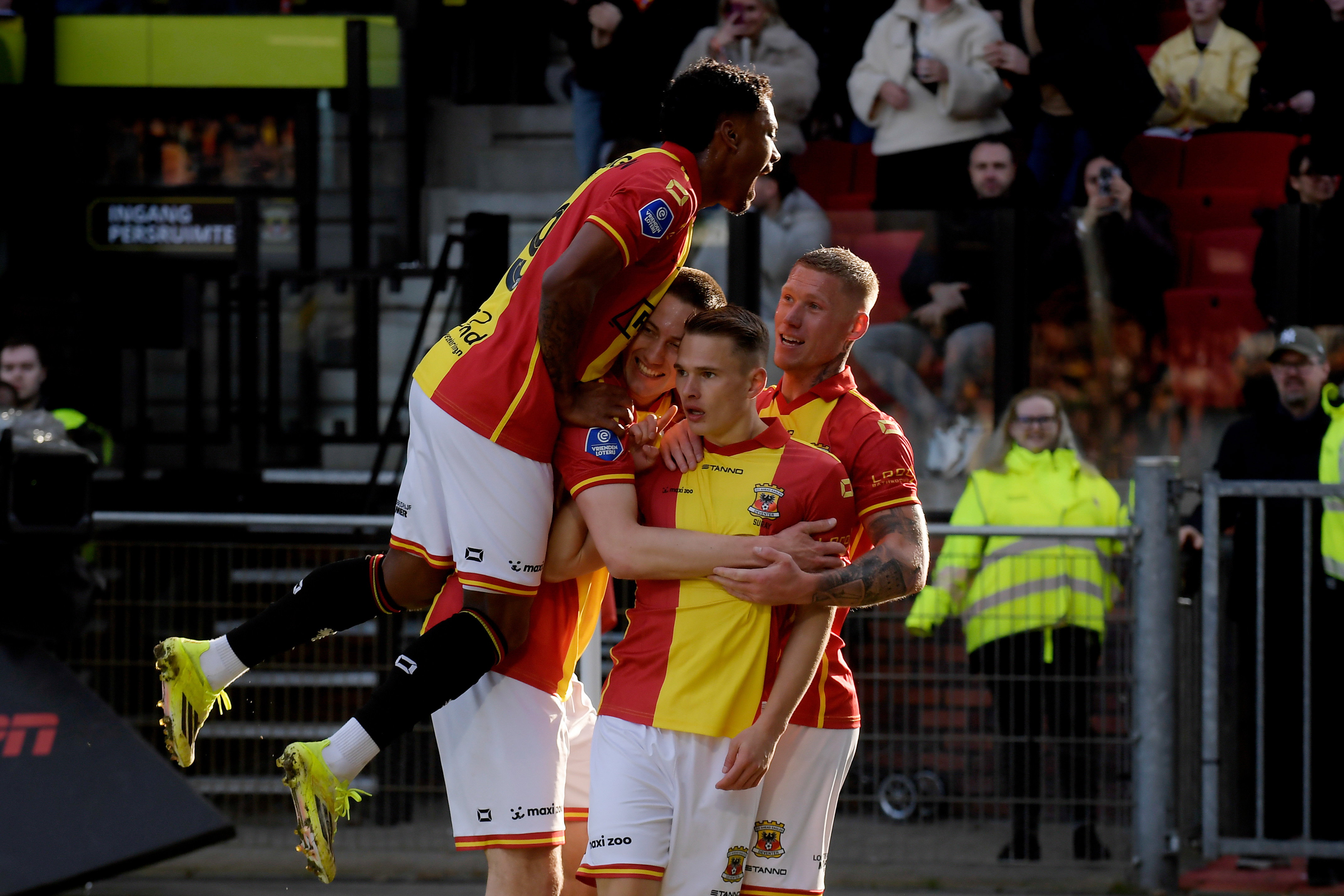 Jaden Slory, Mathis Suray en Victor Edvardsen vieren een goal