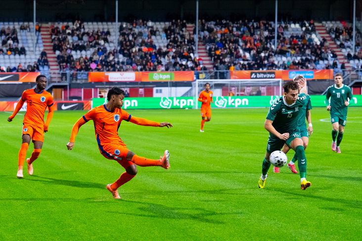 Jaden Slory in het duel met Litouwen Onder21