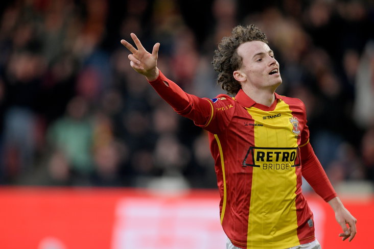 Jakob Breum steekt drie vingers in de lucht na zijn hattrick