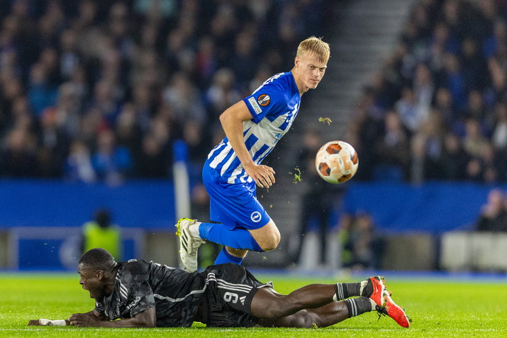 Jan Paul van Hecke in duel met Brian Brobbey