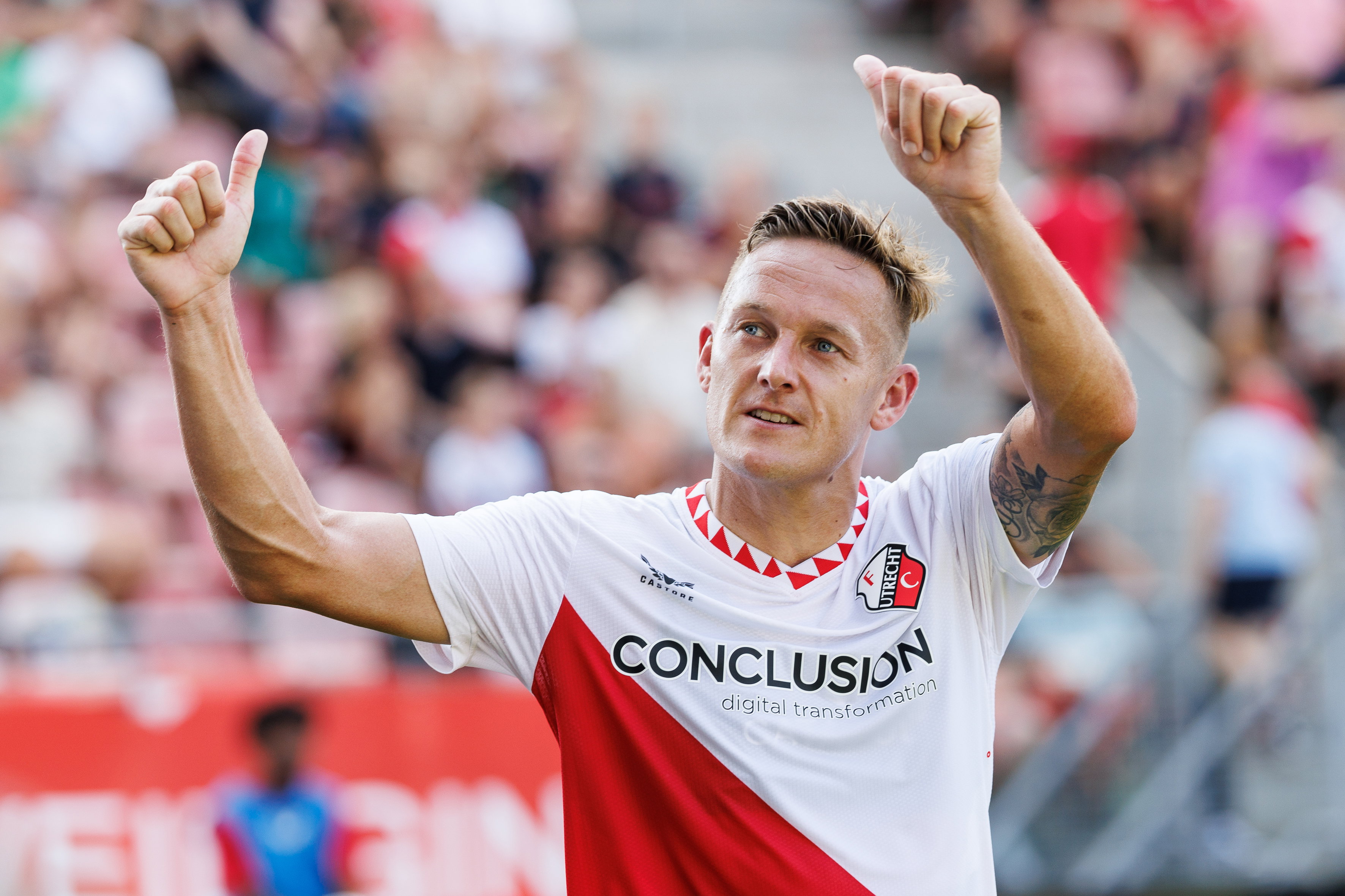 Jens Toornstra steekt zijn duimen op