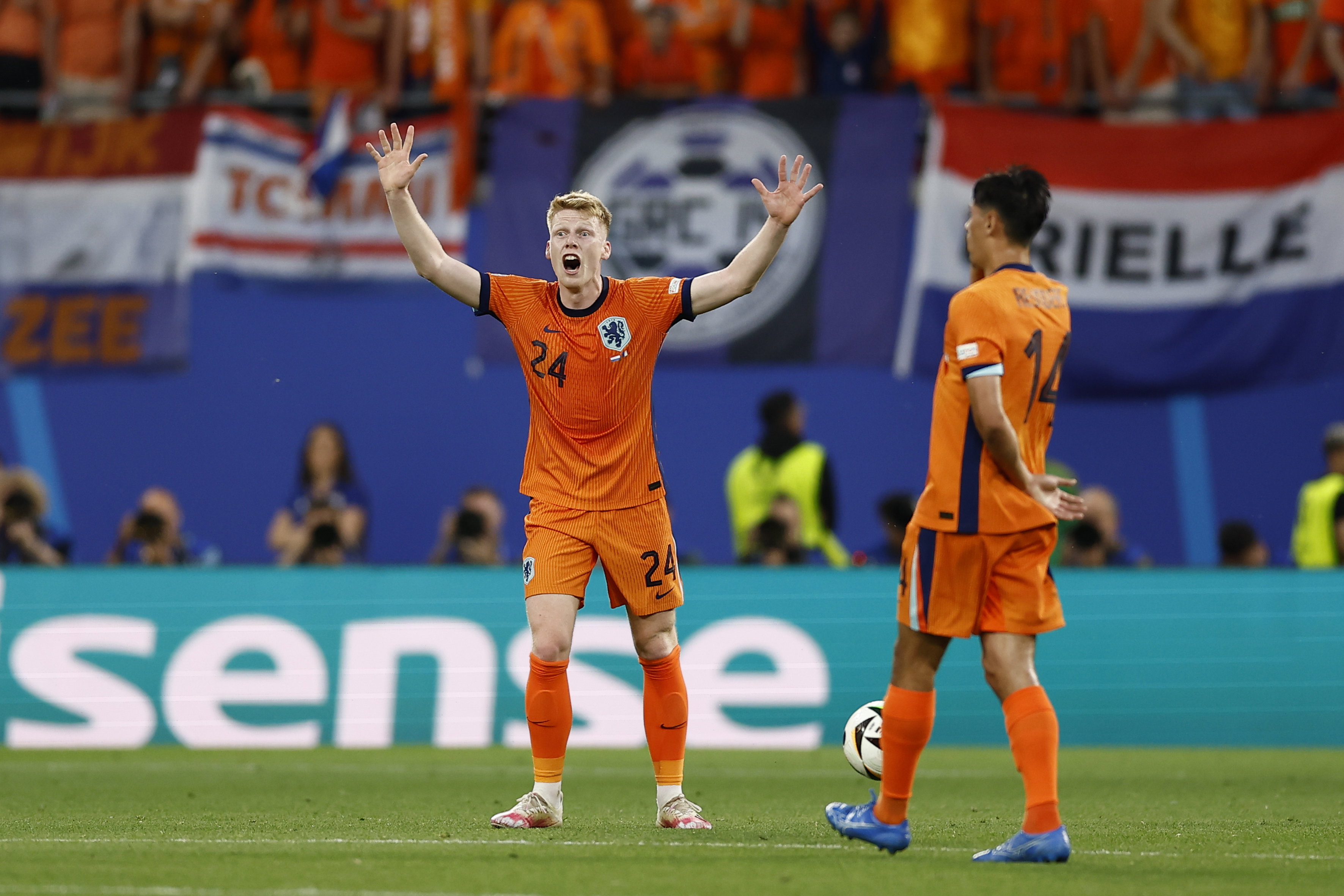 Jerdy Schouten baalt van een gele kaart in Oranje