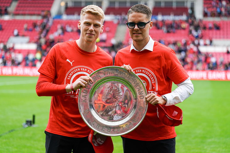 Jerdy Schouten en Joey Veerman met de schaal in het Philips Stadion