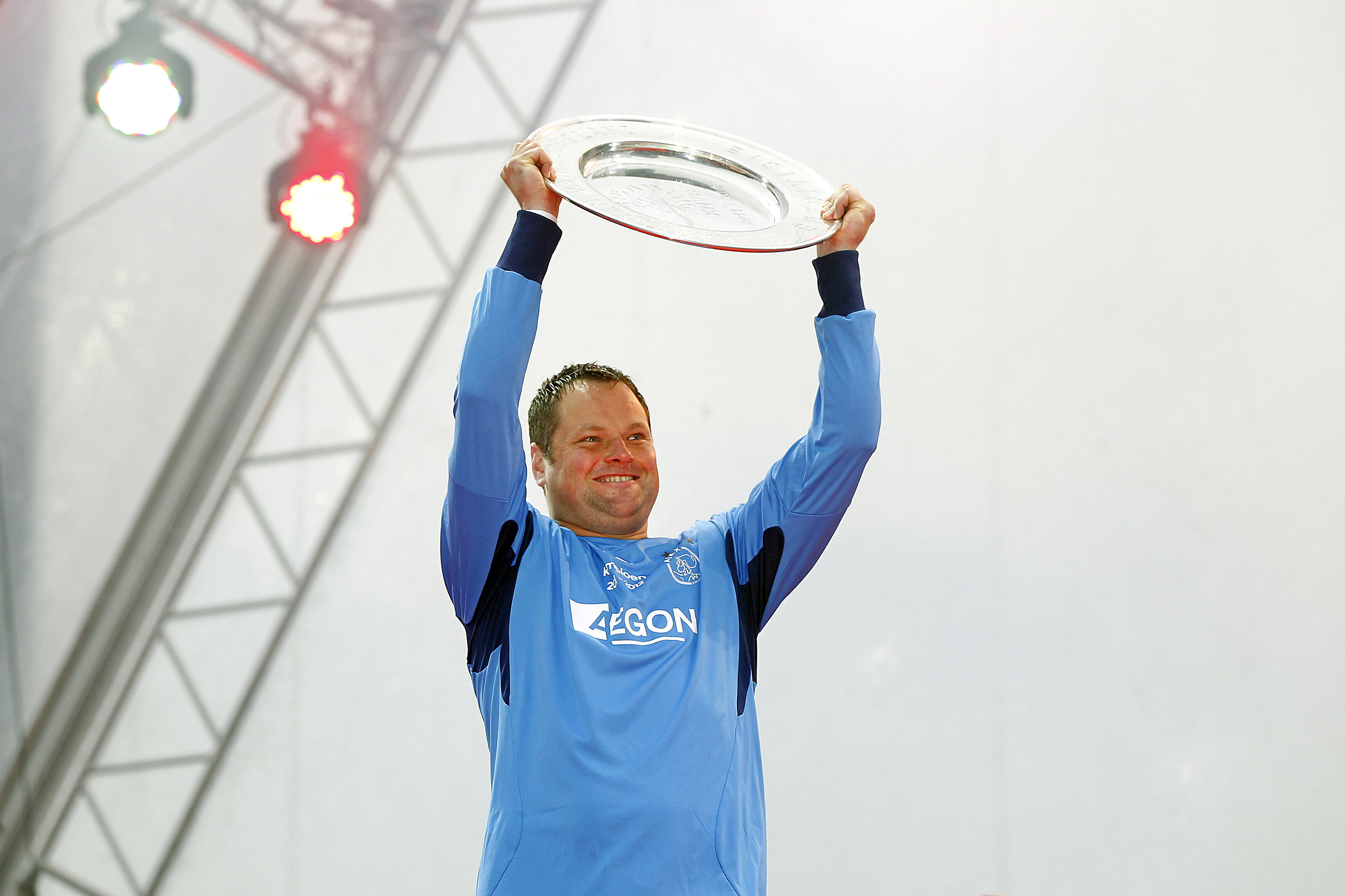 Jeroen Verhoeven met de kampioensschaal bij Ajax