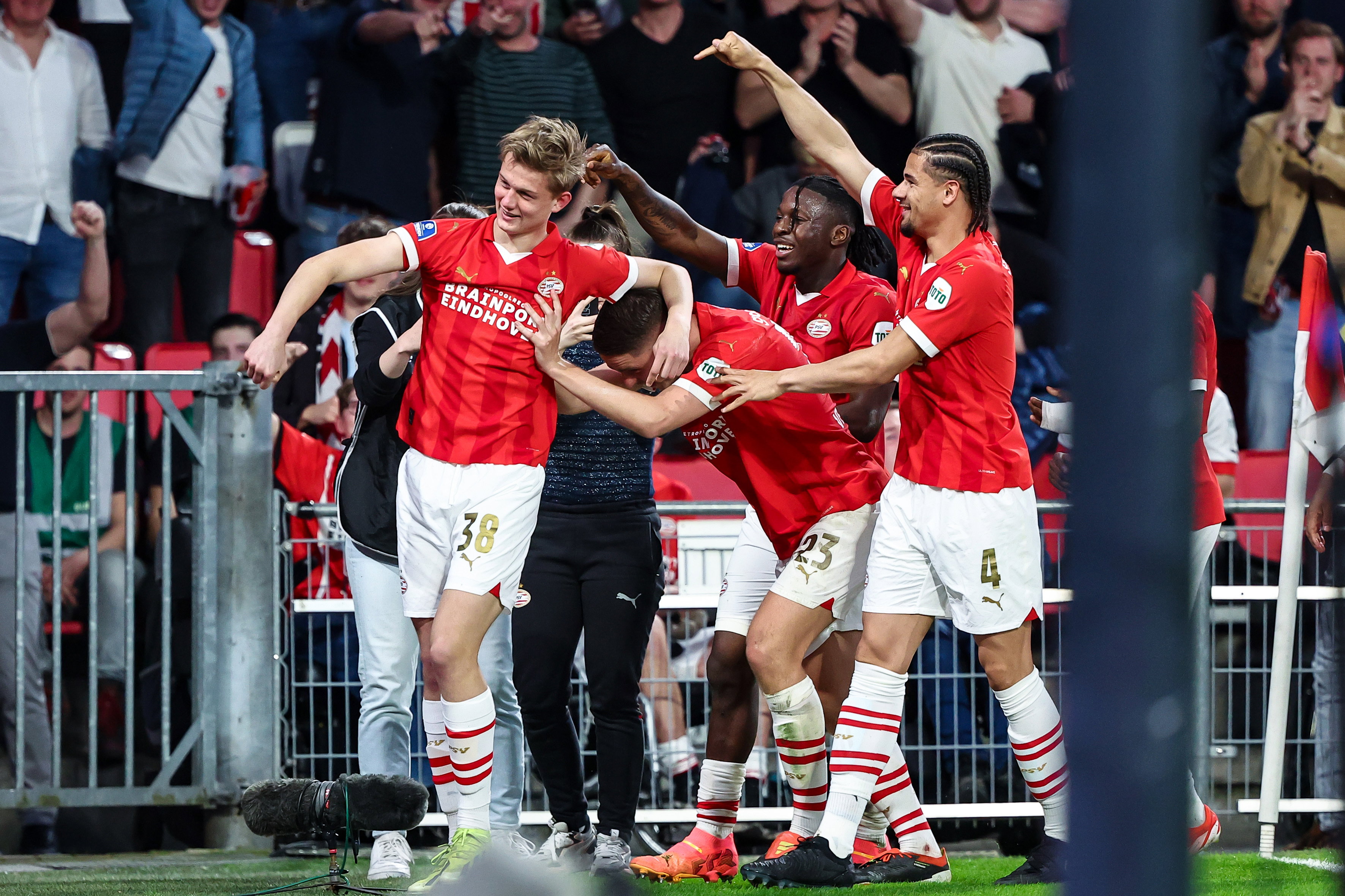 Jesper Uneken viert zijn treffer bij zijn debuut in PSV1