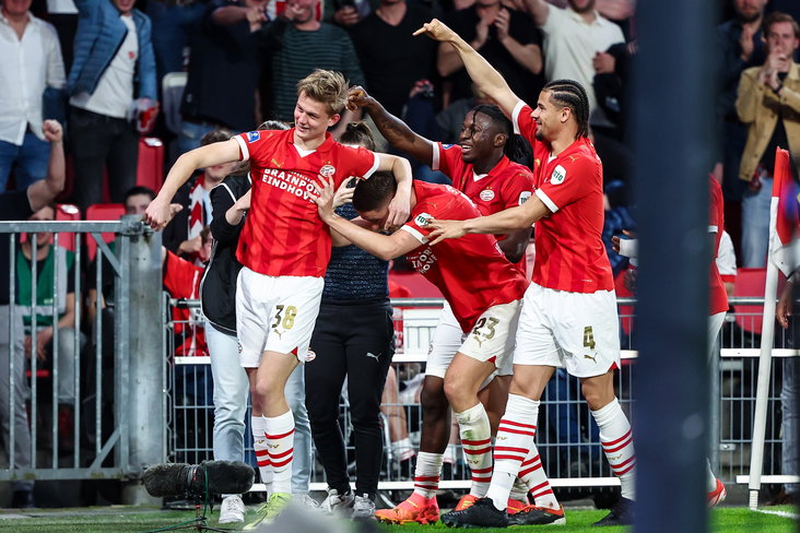 Jesper Uneken viert zijn treffer bij zijn debuut in PSV1