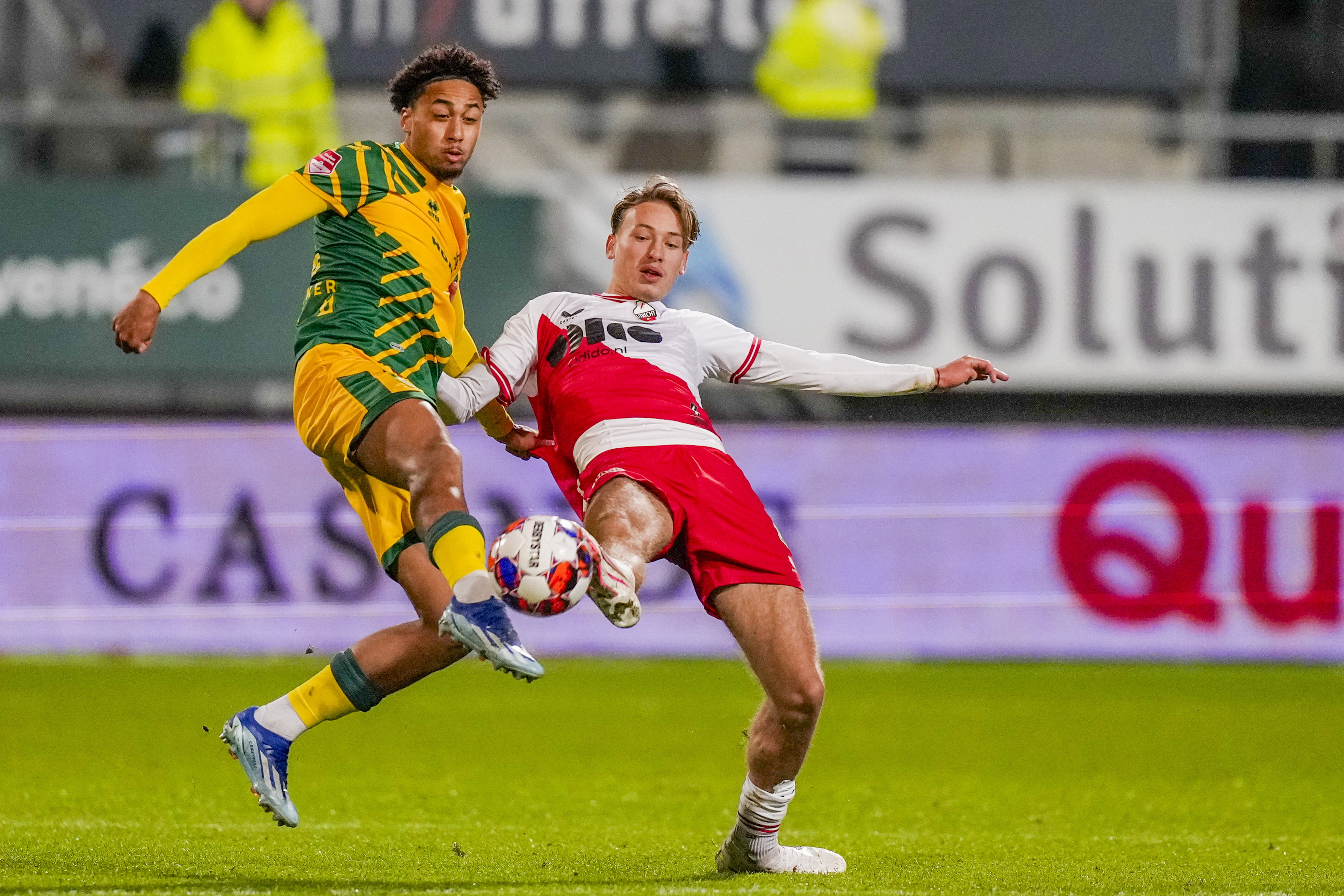 Jesse van der Haar strijdt om de bal