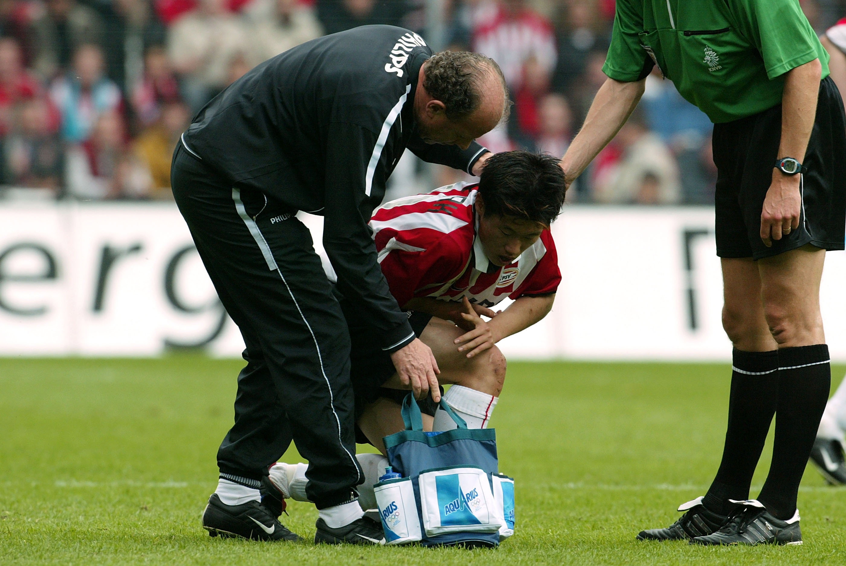 Ji-sung Park wordt behandeld door Mart van den Heuvel