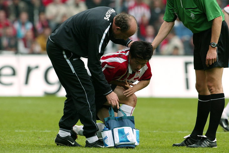 Ji-sung Park wordt behandeld door Mart van den Heuvel