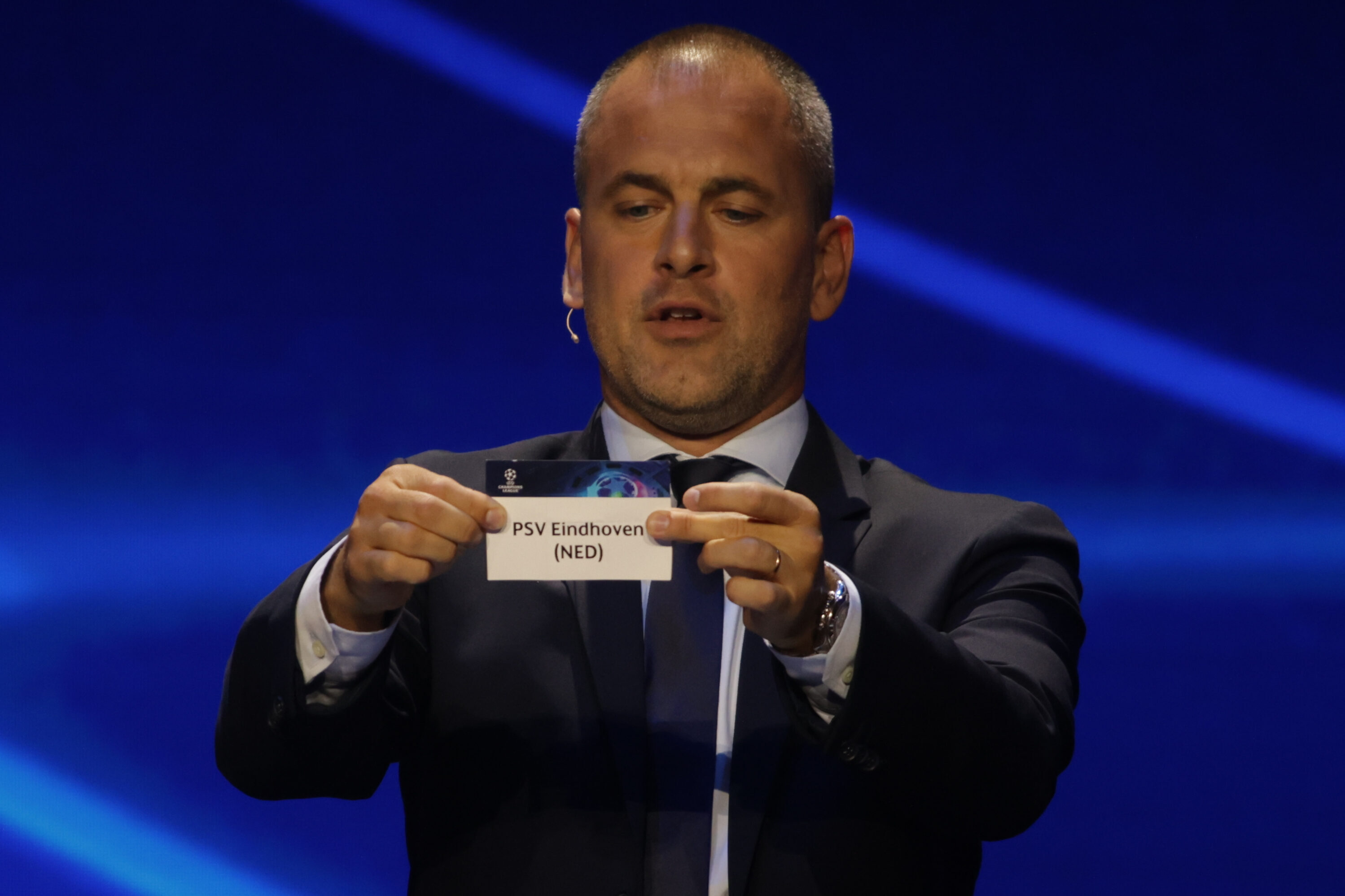 Joe Cole verricht de loting van PSV in de Champions League