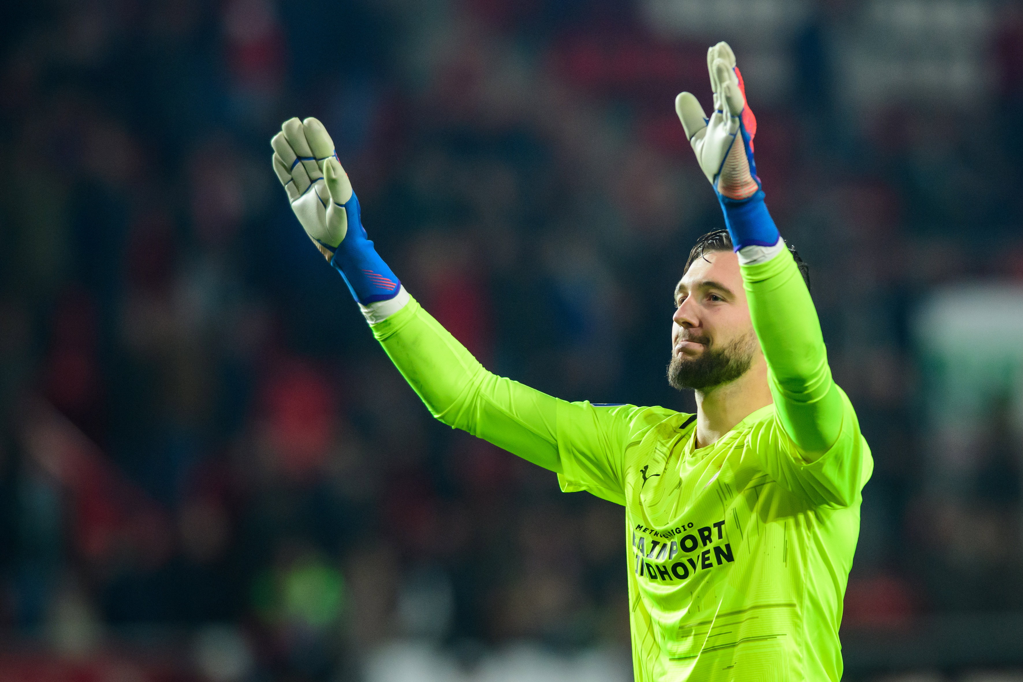 Joel Drommel zwaait naar de fans van FC Twente