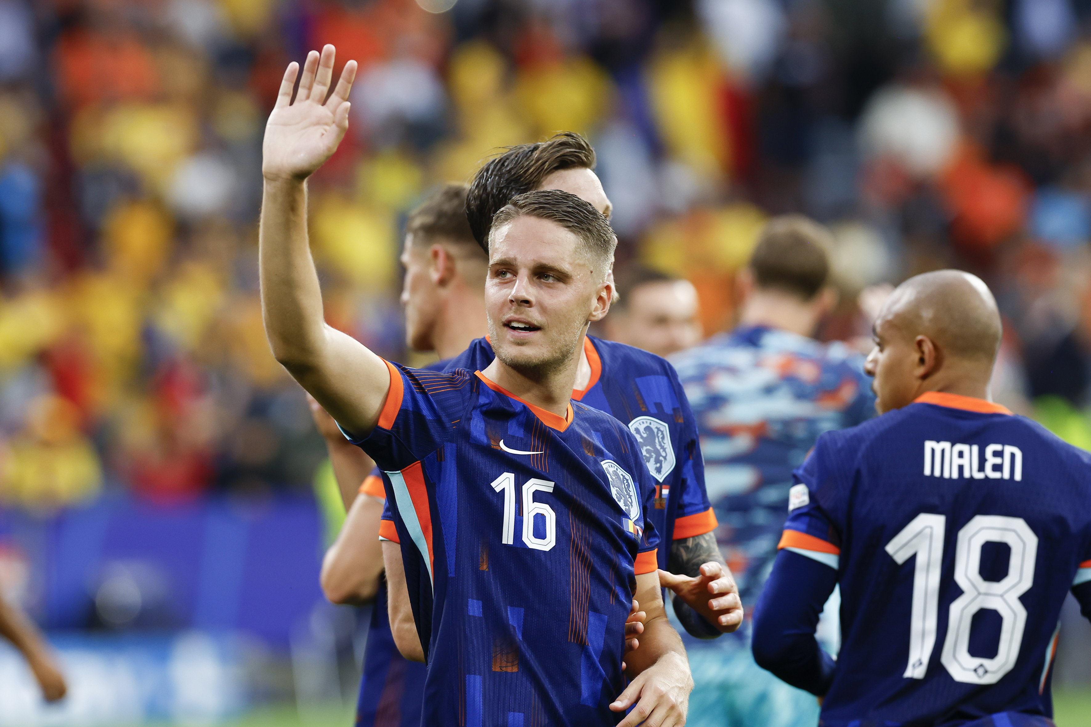 Joey Veerman bedankt het publiek na het duel tegen Roemenie