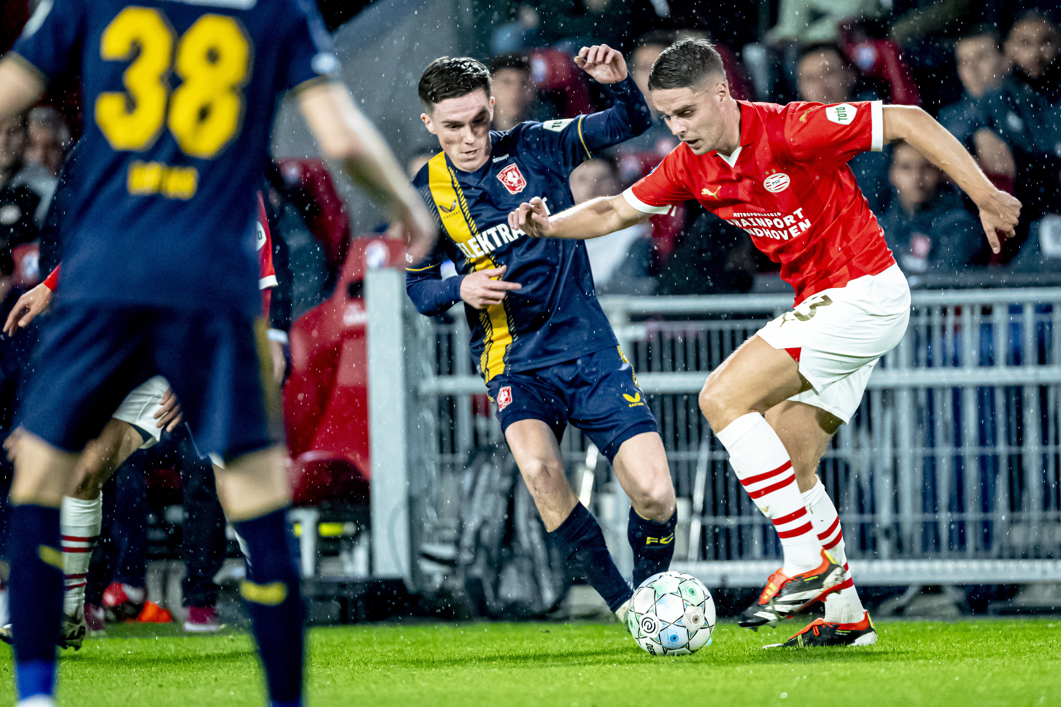 Joey Veerman in duel met Daan Rots