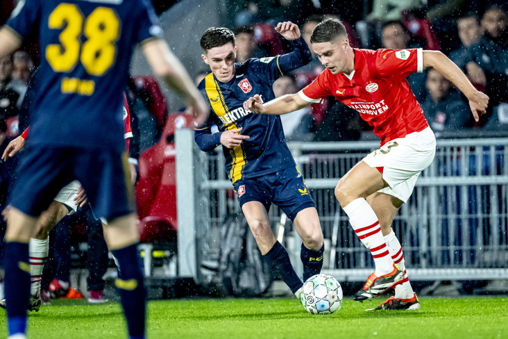 Joey Veerman in duel met Daan Rots