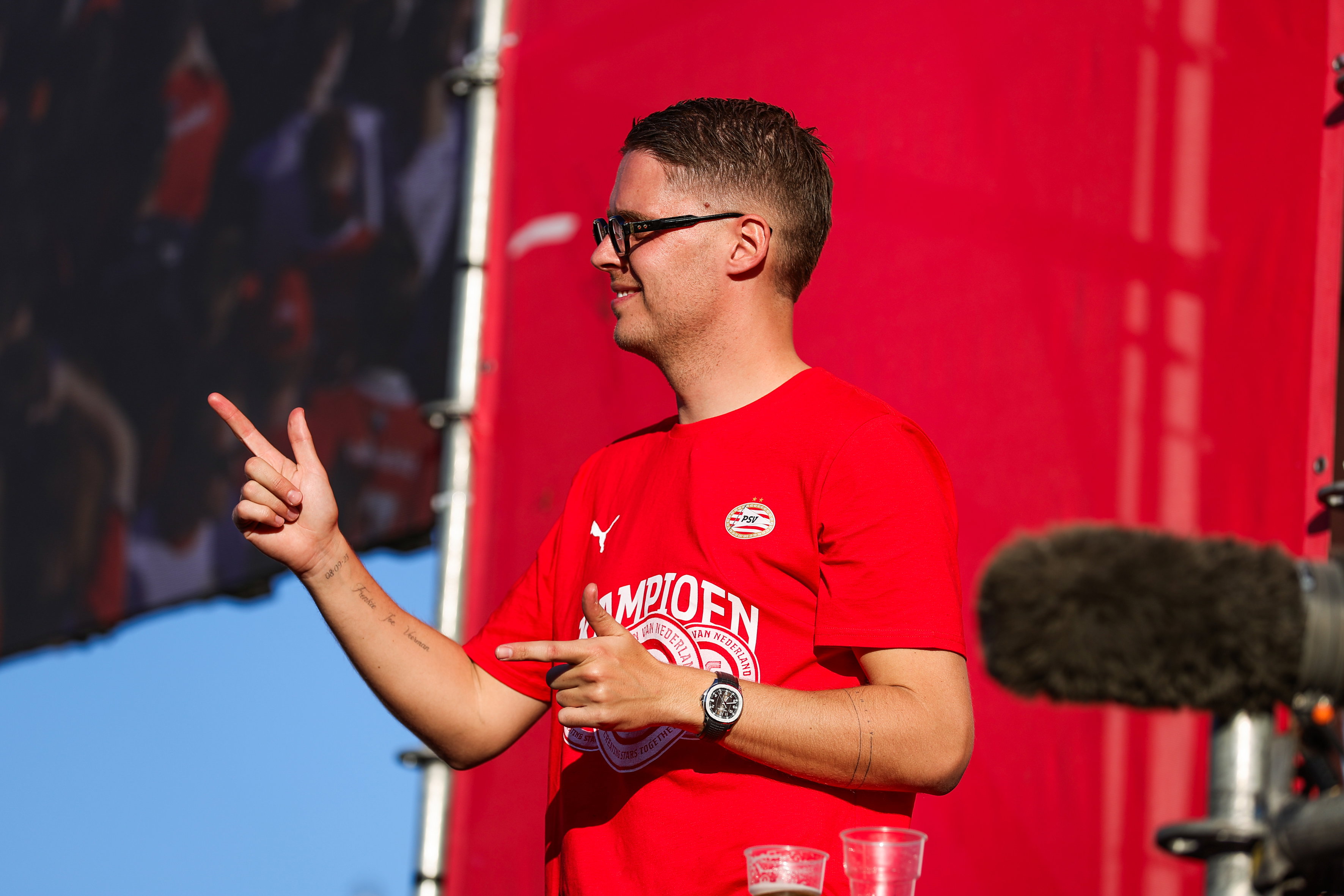 Joey Veerman lacht naar het publiek