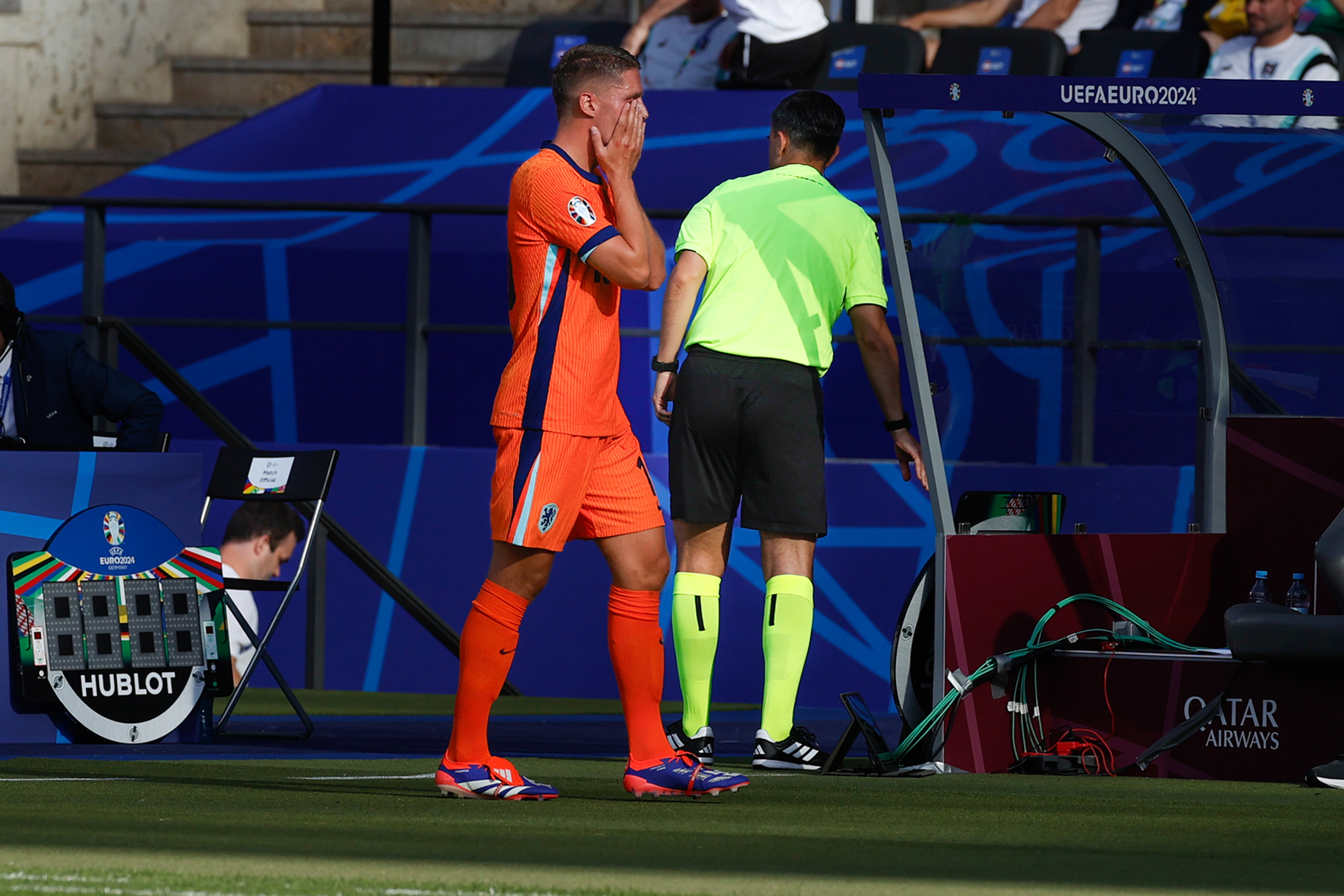 Joey Veerman treurt na zijn wissel