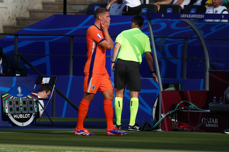Joey Veerman treurt na zijn wissel