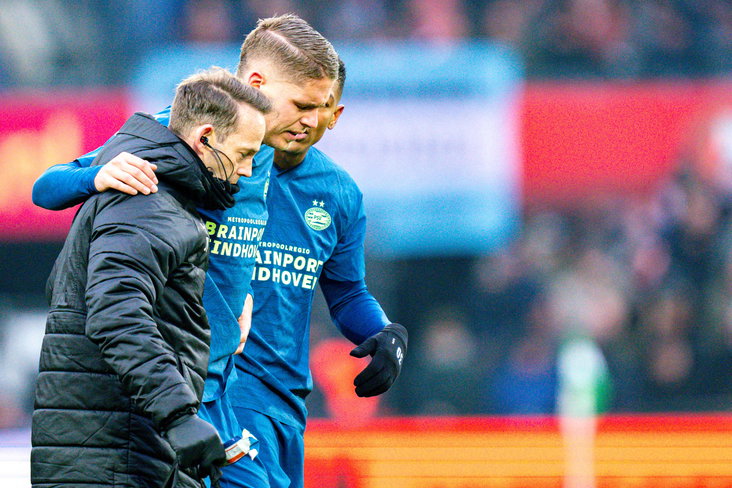 Joey Veerman viel geblesseerd uit tegen Feyenoord