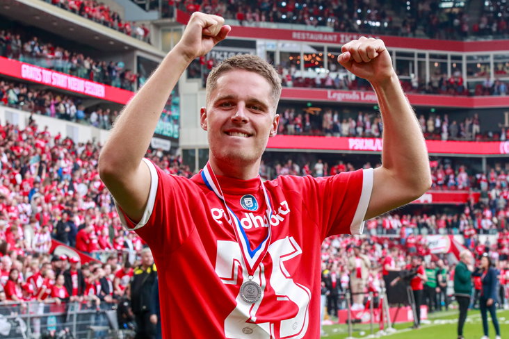 Joey Veerman viert de landstitel met PSV