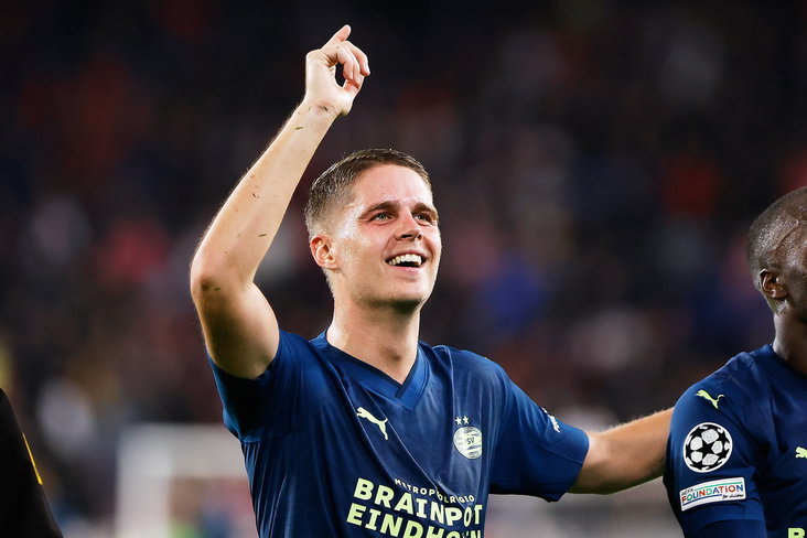 Joey Veerman viert de overwinning in Sevilla
