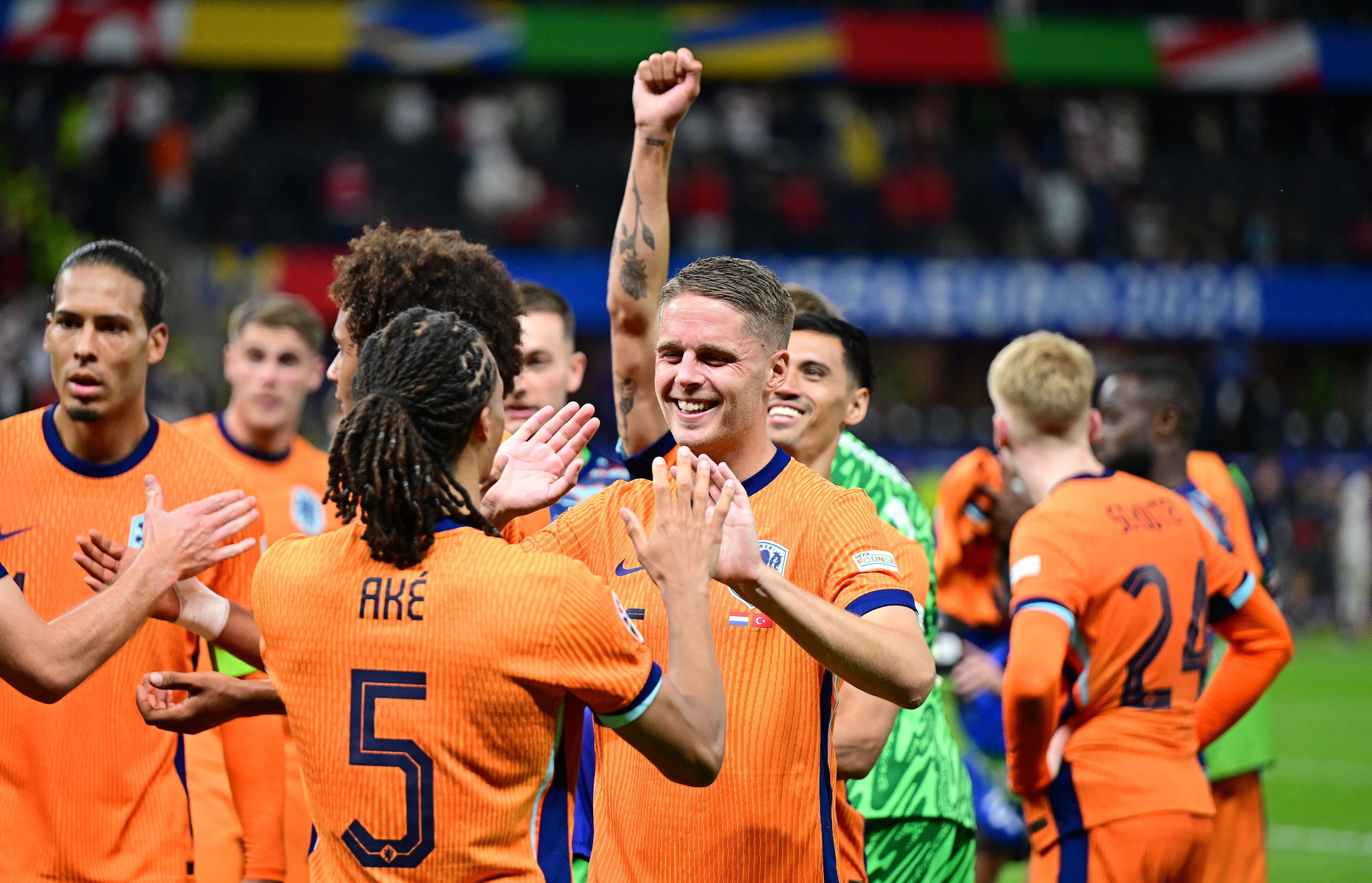 Joey Veerman viert de overwinning met Nathan Aké