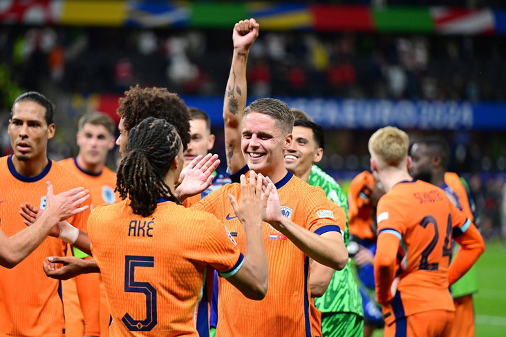 Joey Veerman viert de overwinning met Nathan Aké