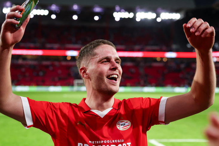 Joey Veerman viert de zege op AZ