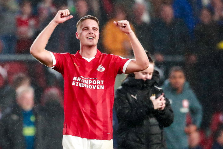 Joey Veerman viert de zege op FC Twente