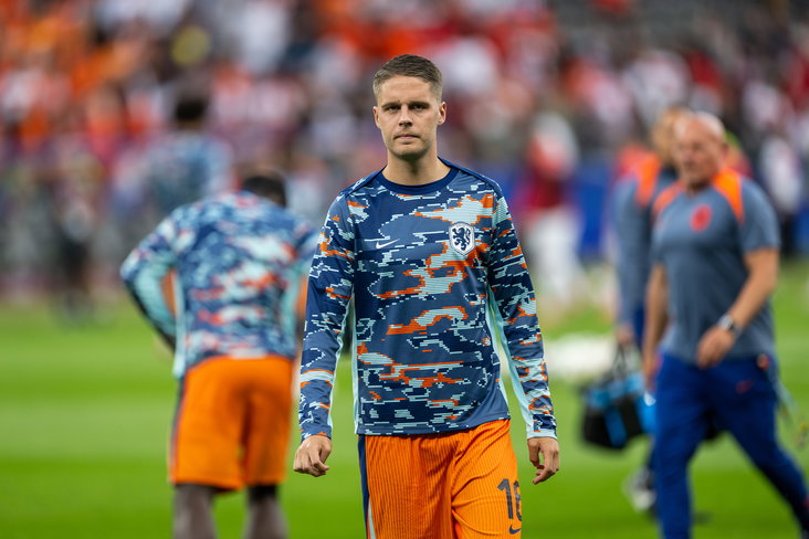 Joey Veerman warmt zich op