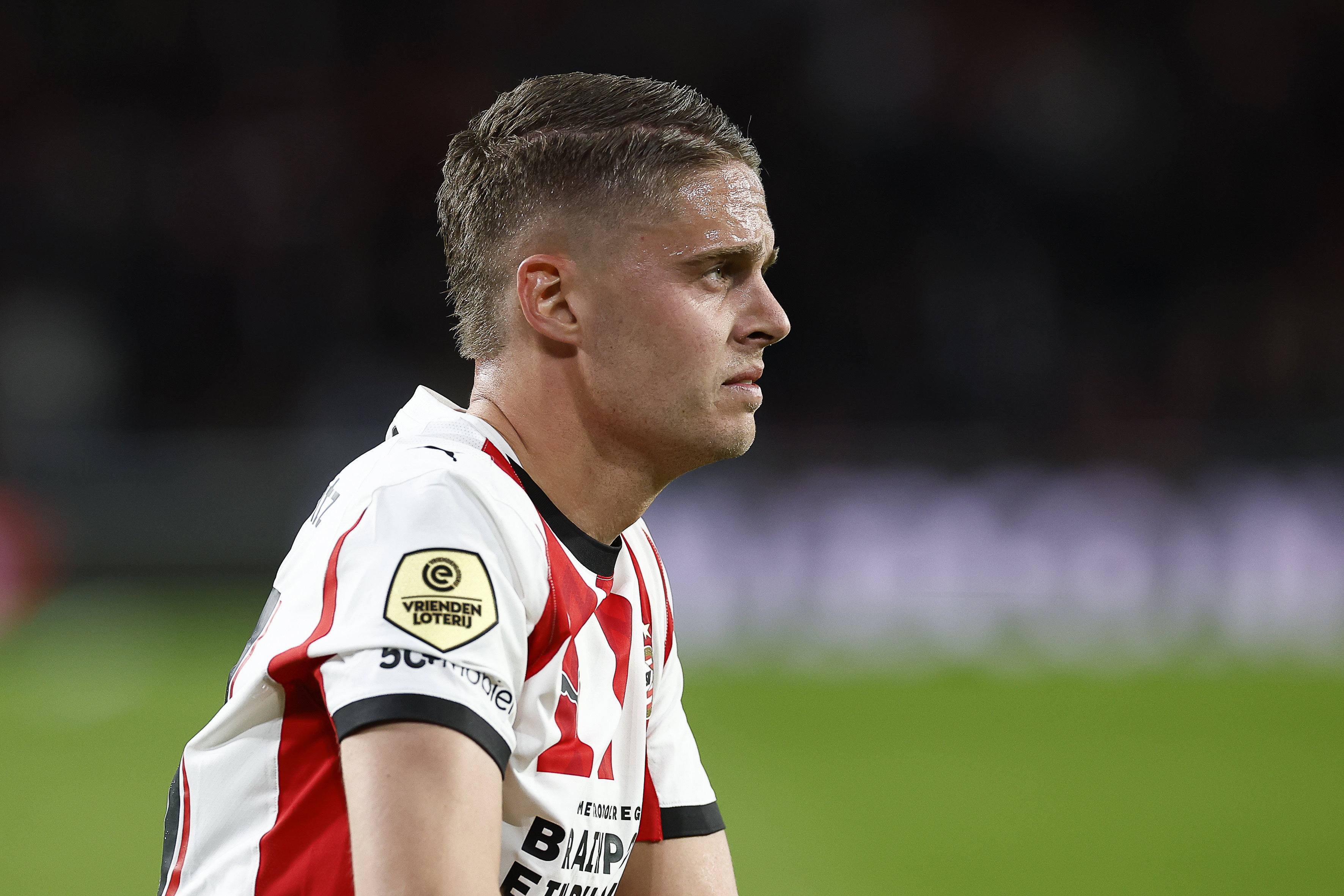 Joey Veerman zit op het veld