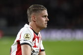Joey Veerman zit op het veld