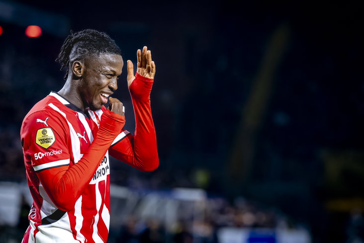 Johan Bakayoko juicht na zijn doelpunt tegen NAC