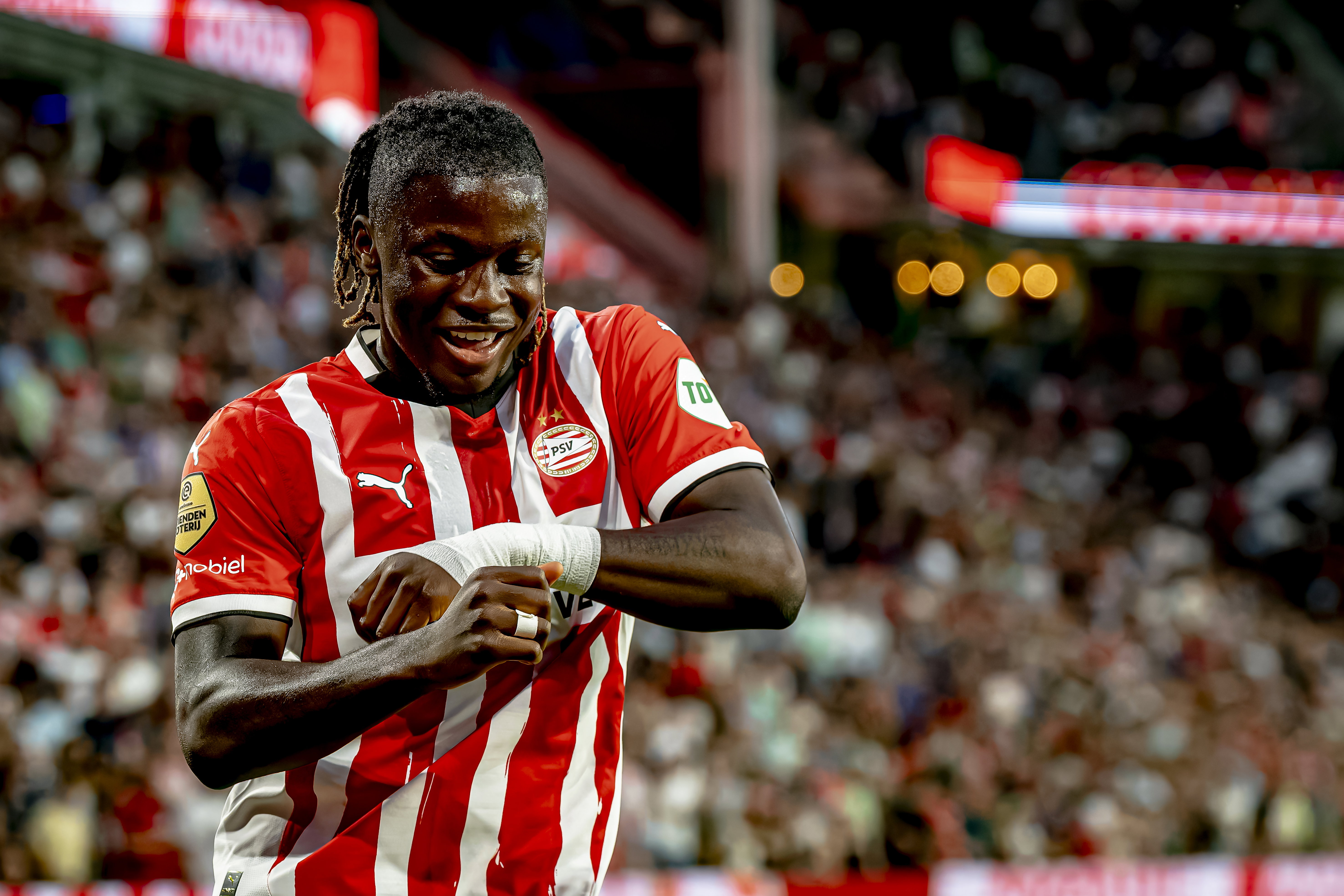 Johan Bakayoko viert een feestje na een doelpunt