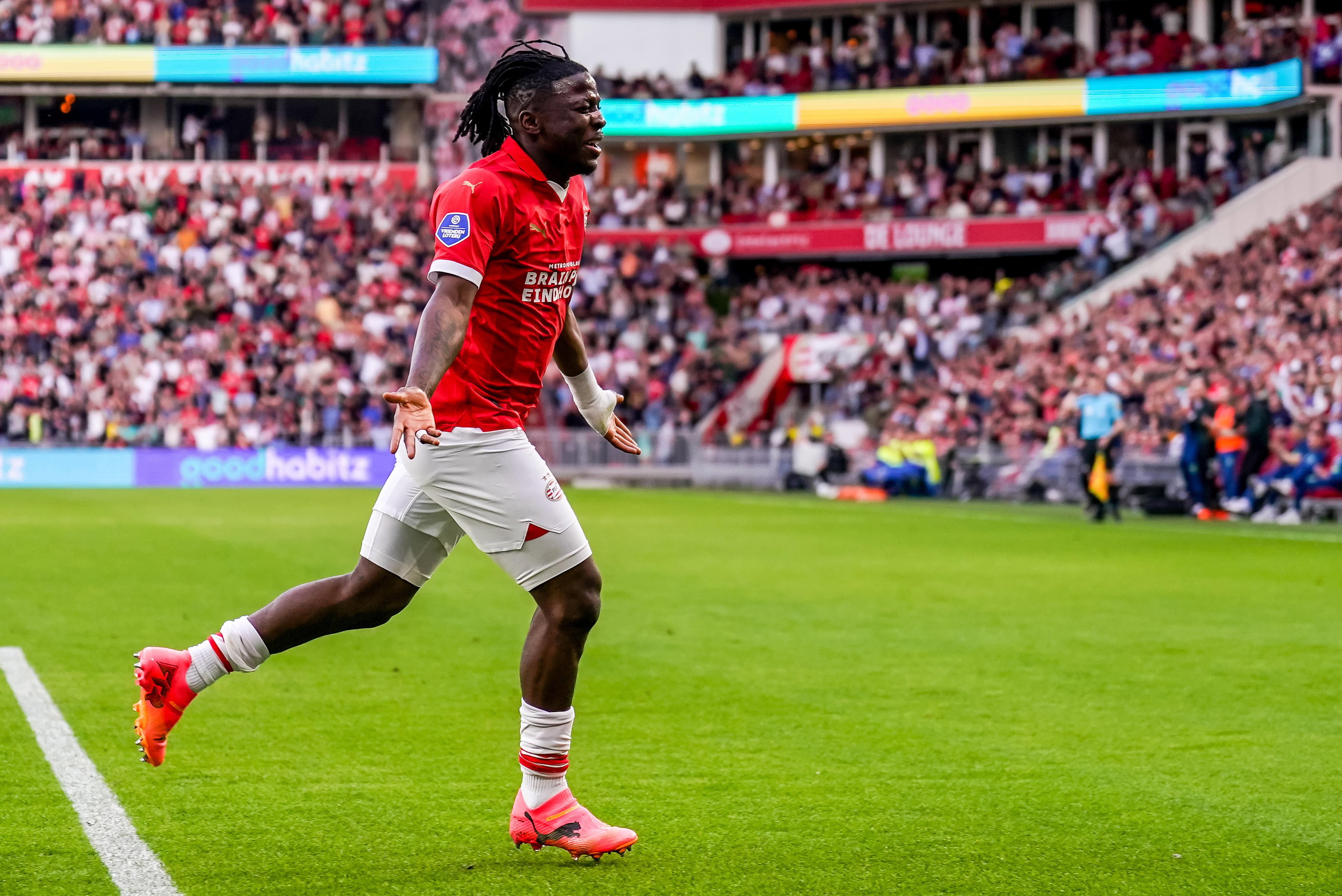 Johan Bakayoko viert zijn goal tegen AZ