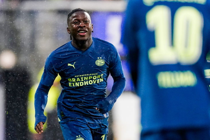 Johan Bakayoko viert zijn goal tegen SC Heerenveen