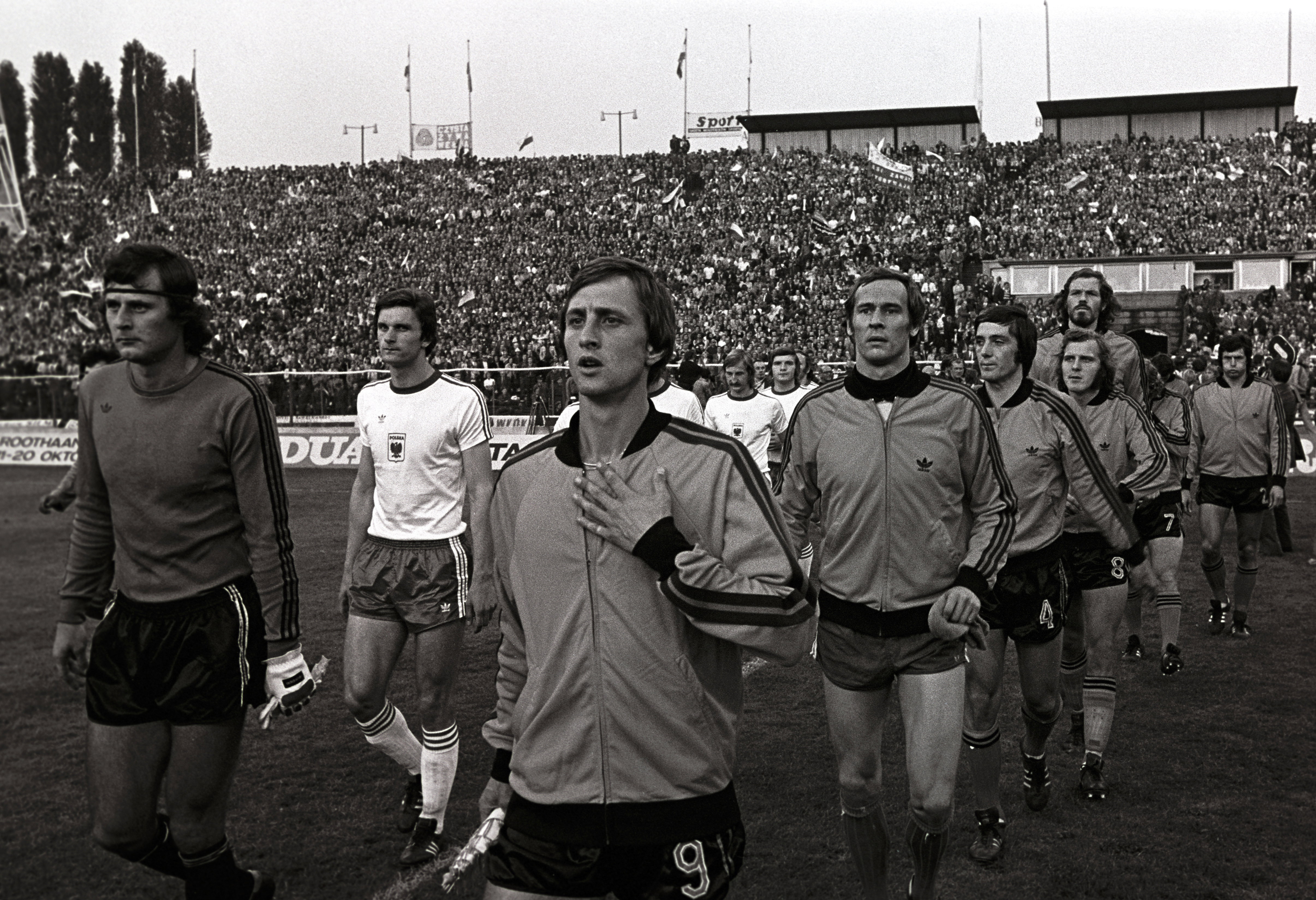 Johan Cruijff gevolgd door Jan van Beveren in het Nederlands elftal