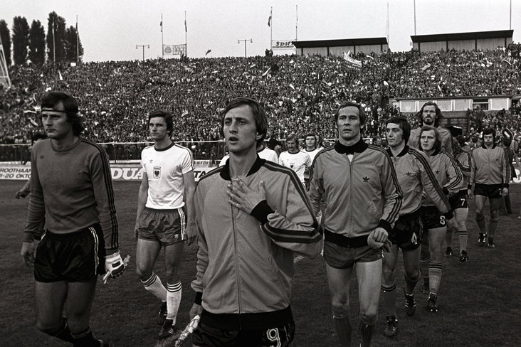 Johan Cruijff gevolgd door Jan van Beveren in het Nederlands elftal