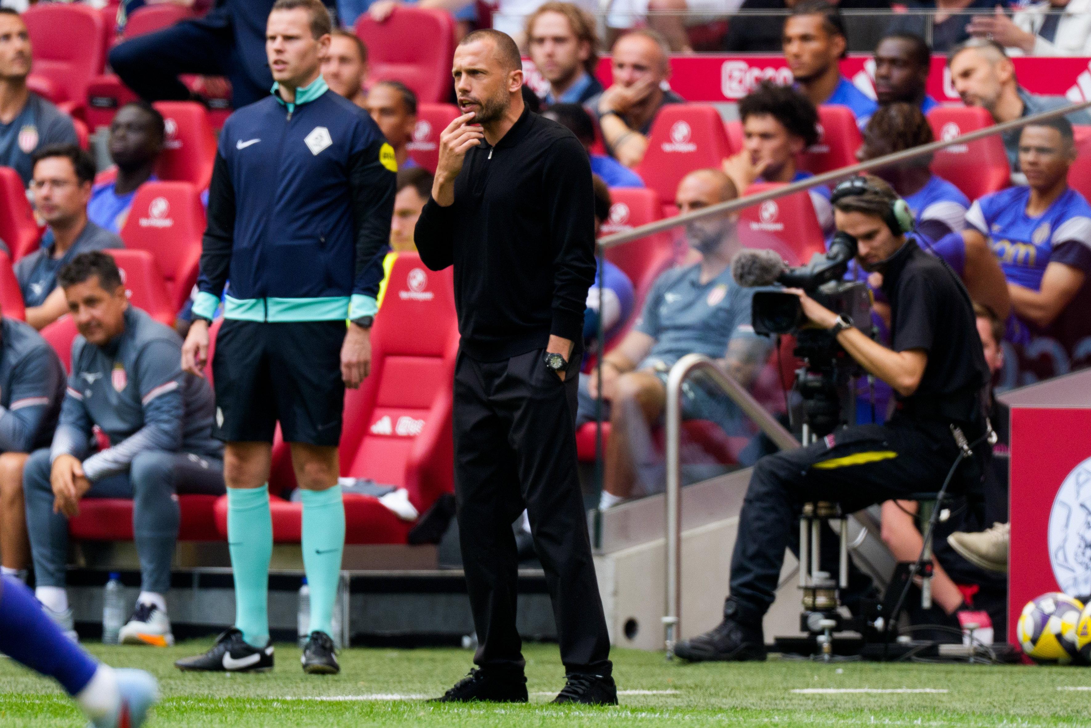 John Heitinga langs de lijn tegen AS Monaco