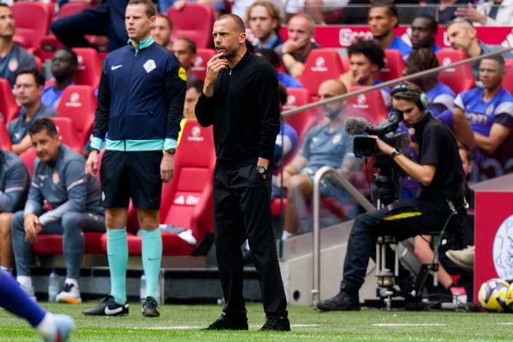 John Heitinga langs de lijn tegen AS Monaco