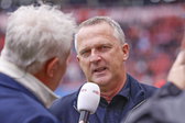 John van den Brom in gesprek met de pers
