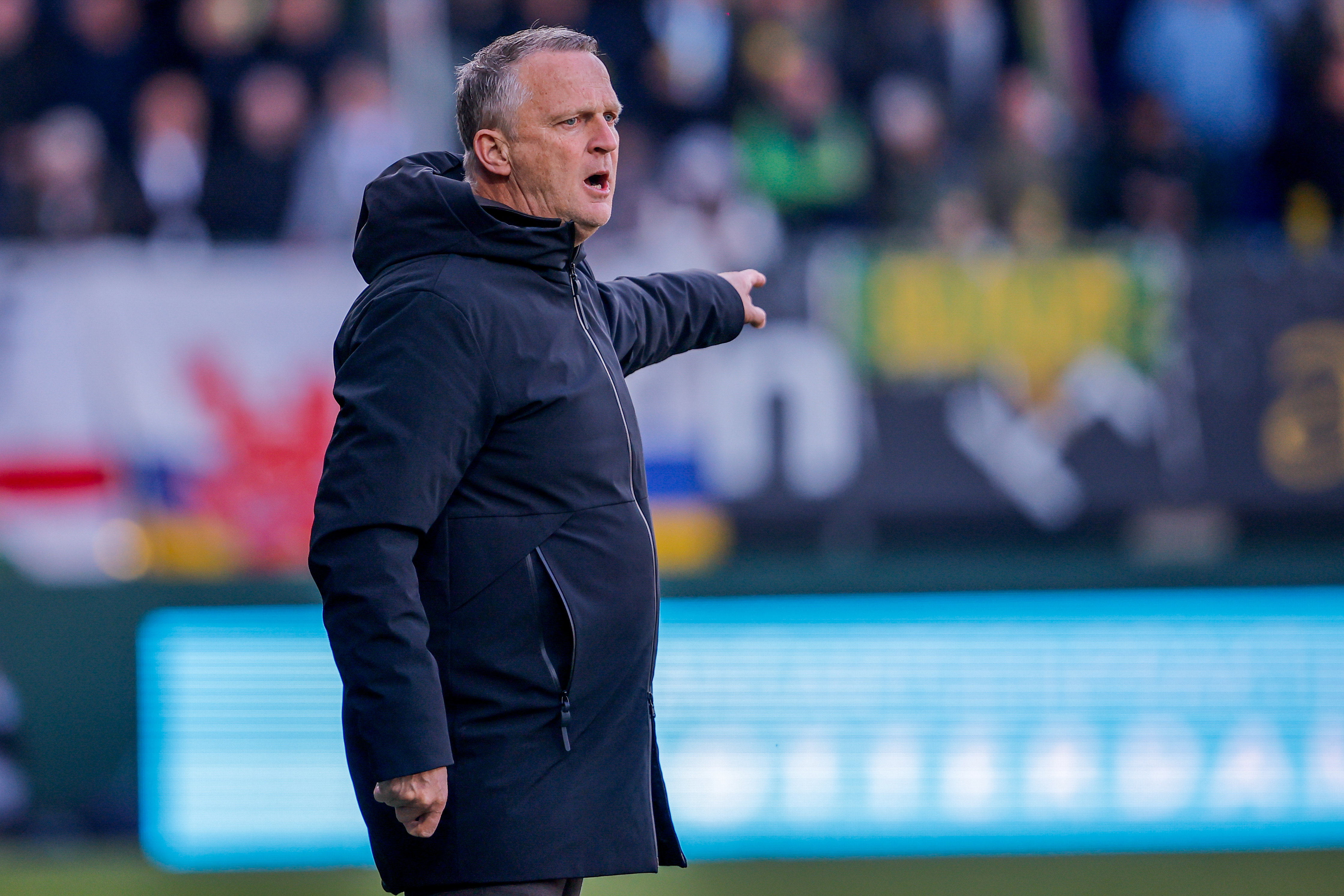 John van den Brom in het stadion van Fortuna Sittard