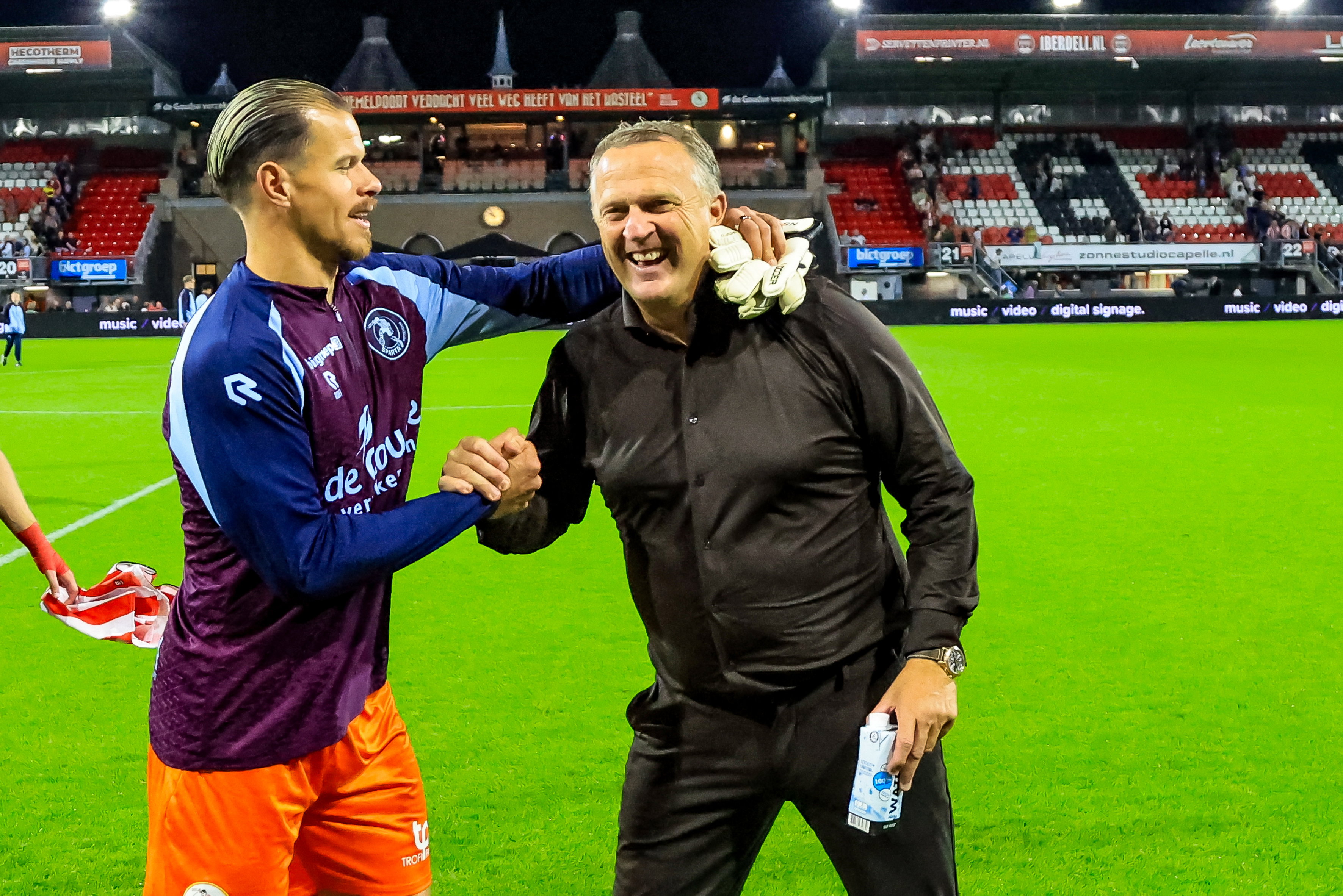 John van den Brom met een grote lach