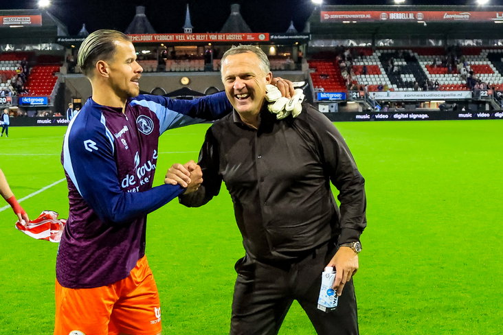 John van den Brom met een grote lach