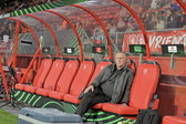 John van den Brom op de bank bij het duel met FC Thun
