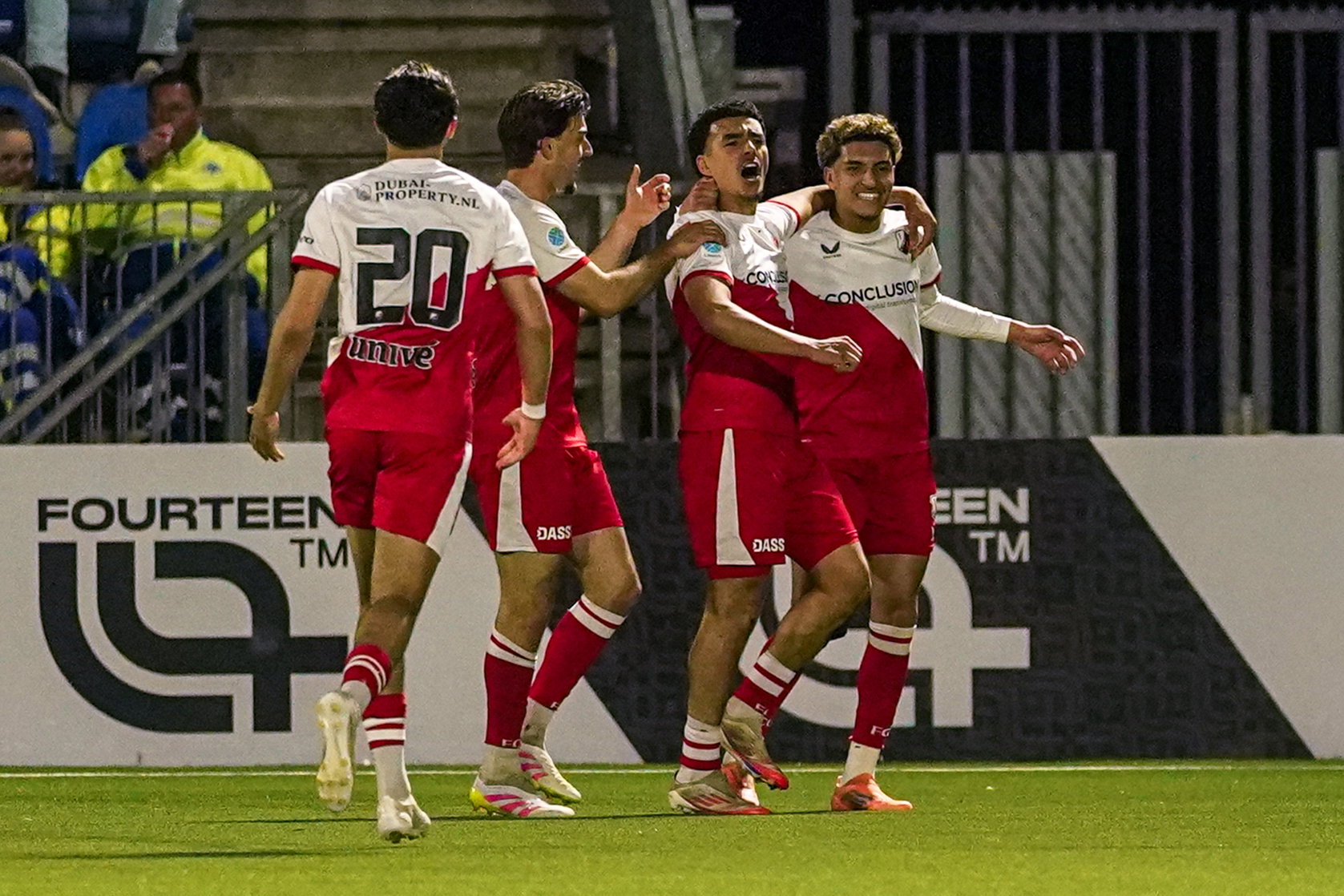 Jong FC Utrecht viert een goal tegen Den Bosch