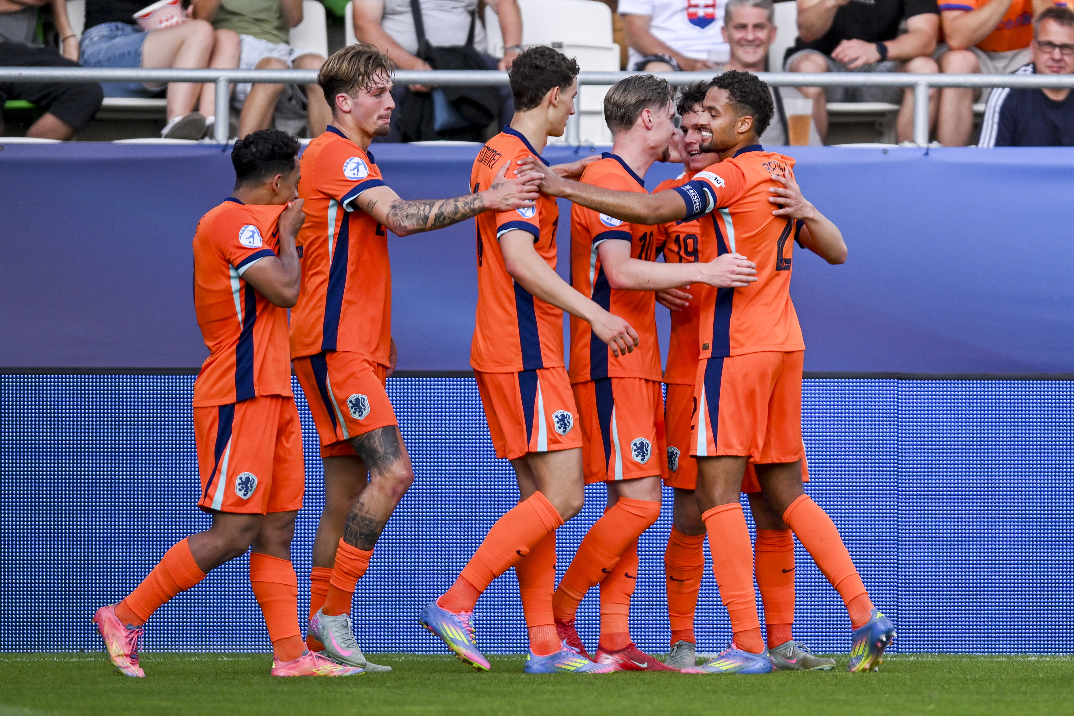 Jong Oranje viert de treffer van Thom van Bergen